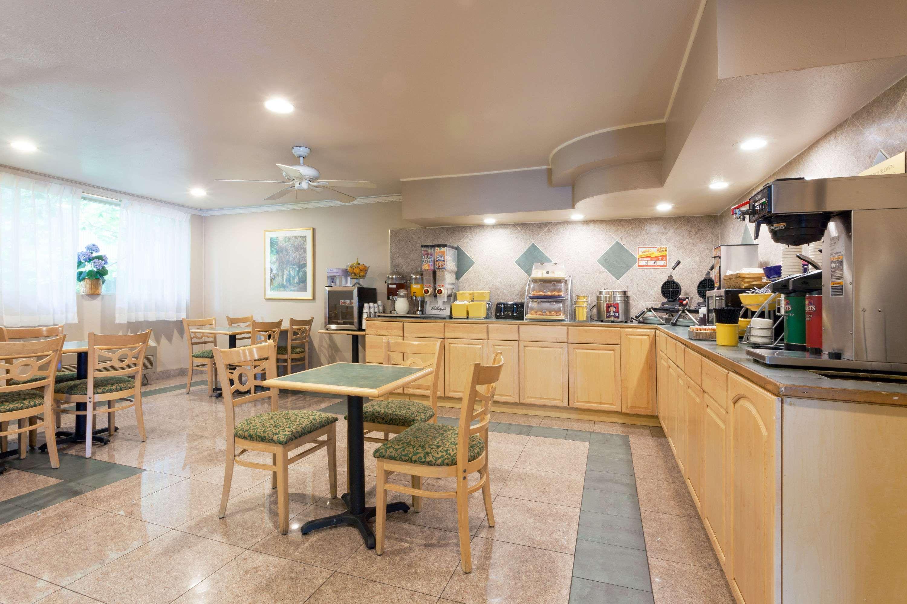 Days Inn By Wyndham Seatac Airport Экстерьер фото